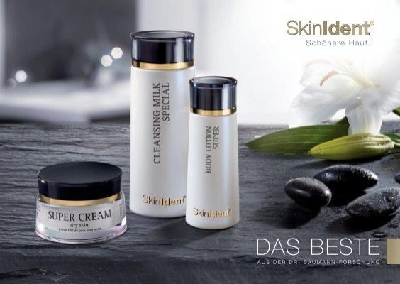 SkinIdent Hautpflegeprodukte auf einem stilvollen Tisch.