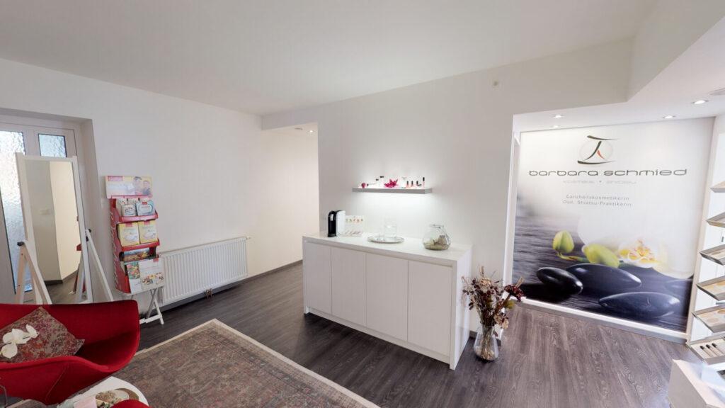 Innenansicht des Kosmetikstudios von Barbara Schmied mit modernem Design und Empfangstresen