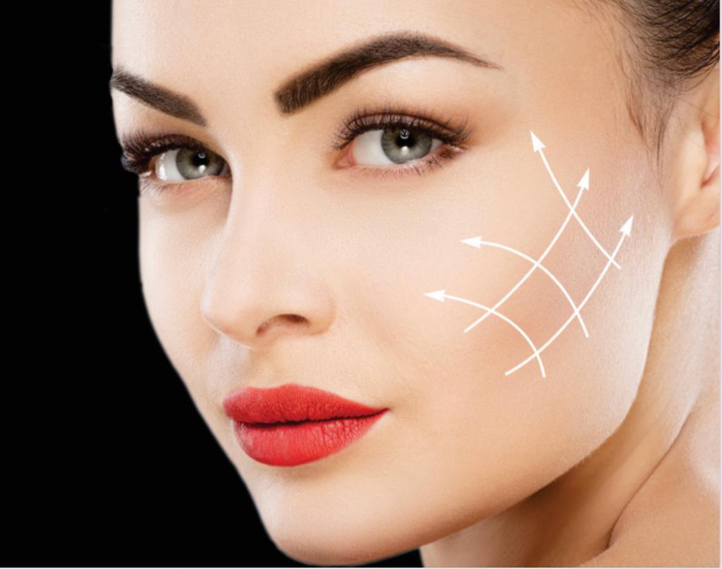 Portrait einer Frau mit vollem Makeup und kosmetischen Linien auf der Haut für Gesichtsbehandlungen