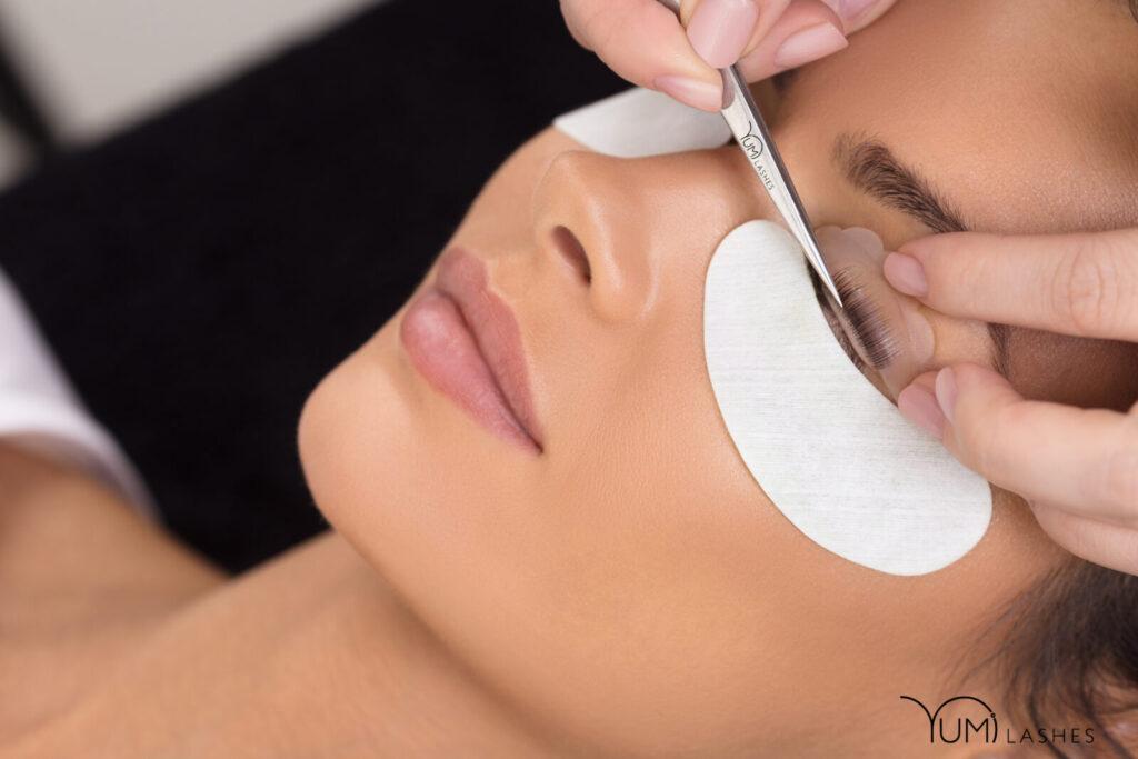 Professionelle Wimpernverlängerung mit Yumi Lashes